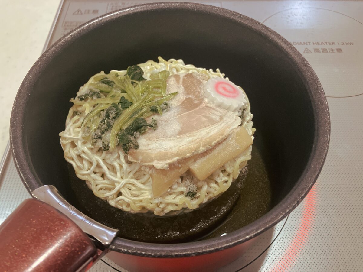 田中製麺の冷凍ラーメンを鍋で加熱している様子